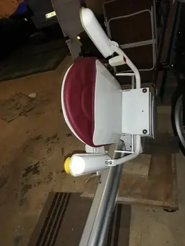 monte escalier electrique avec telecommande longueur 4m prevoir changement de batterie environ 30e