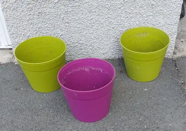 Pots de fleurs en plastique