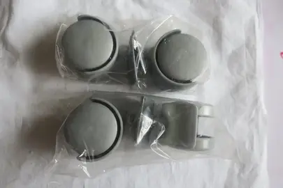 Jeu de 4 ROULETTES pivotantes en plastique gris, à visser.