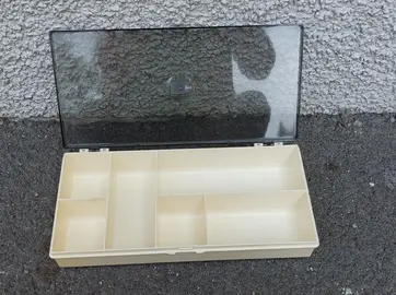 Boute à compartiments en plastique