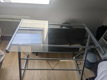 bureau avec plateau en verre