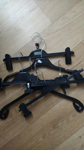 Cintres en plastique noir