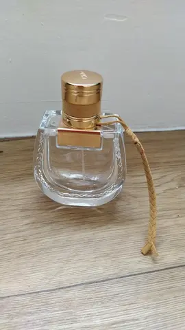 Flacons de parfum vides