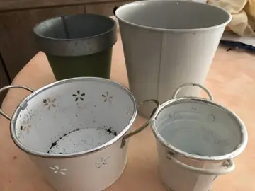 Caches pots en métal