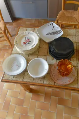 divers lots assiettes et casseroles