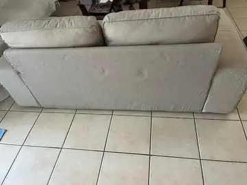 Canapé Ikéa gris ayant vécu chez son chat :-)