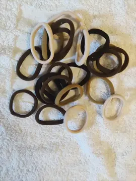 élastiques pour cheveux.