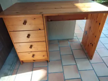 Bureau en pin ( longueur 114 / largeur 55 / hauteur 75 )