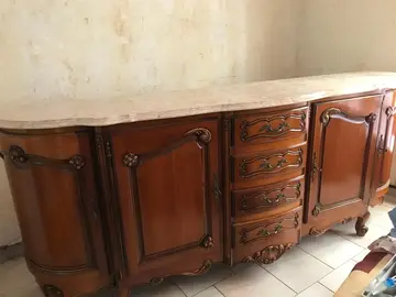 Buffet de salle en merisier avec un miroir