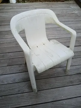 4 fauteuils et 1 table en plastique dur