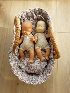 Panier en osier avec deux poupons