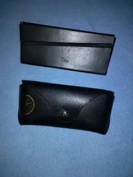 Deux étuis à lunettes