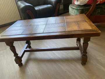 Table basse en bois avec plateau carrelé