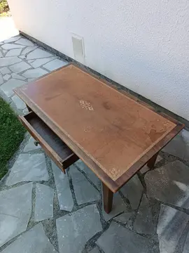 Table basse dessus cuir