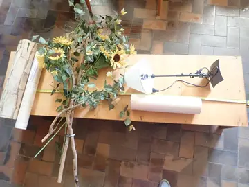 étagère et fleurs tissu