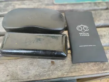 lot boîtes et pochette à lunettes