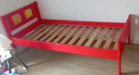 Lit enfant rouge