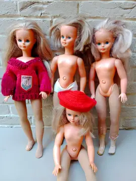 4 poupées