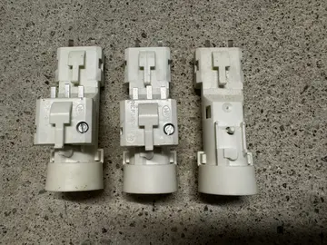 Lot de 3 douilles à baïonnette B22 et fiches DCL