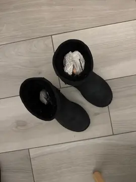 UGG taille 36 noires.