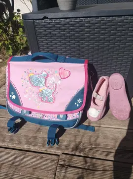 cartable et chaussons pointure 33