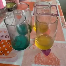 Lot de quatre verres fantaisie