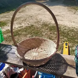 Lot d'une corbeille et un panier en osier