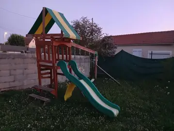 balançoire avec toboggan pour enfants