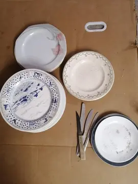 Donne lot d'assiettes