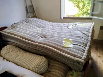 3 matelas en laine et 2 traversins