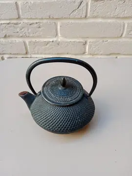 Petite théière en fonte