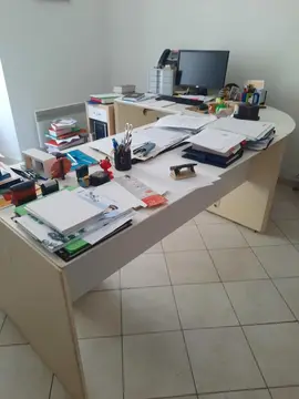 Bureau blanc avec retour