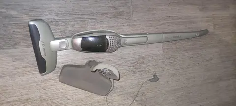 Aspirateur balai, chargeur à remplacer.