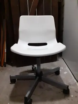chaise pivotante blanche
