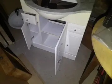 Meuble de salle de bain avec lavabo robinet et miroir