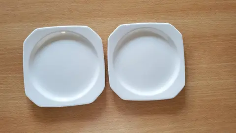 2 assiettes à dessert blanches