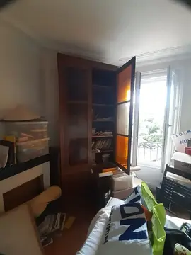 bibliothèque en bois avec portes vitrées orangées
