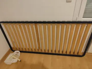 lit (sommier à lattes + matelas) pour une personne de dimensions 90x200)