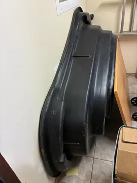 grand bac noir en plastique à enterrer pour créer une mare dans un jardin
