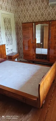 chambre avec sommier armoire table de chevet