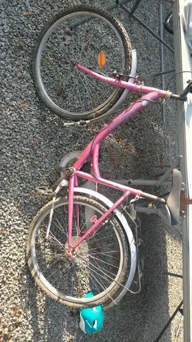 vélo fille à réparer