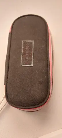 trousse ecolier eastpack et bâtons de colle