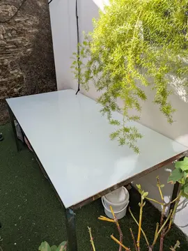 table en verre trempé et métal