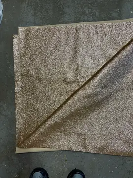 tapis fin synthétique doré