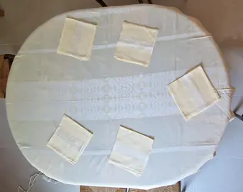 Nappe ronde avec ses 5 serviettes de table