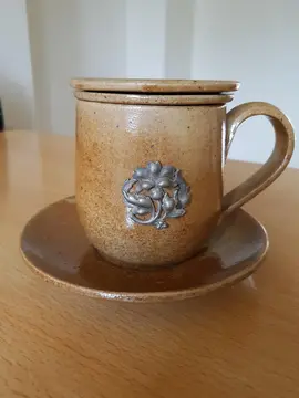 Mug en grés marron avec passoire, couvercle et soucoupe