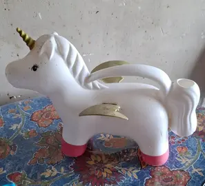 très jolie licorne jouet ou petit arrosoir
