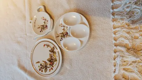 Ensemble coupelles sachet de thé, cuillères, dessous de plat