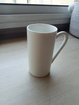 tasse haute ébréchée