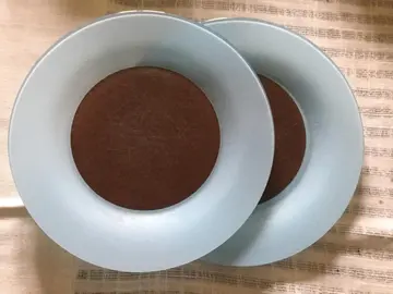 2 assiettes bleu claire et marron